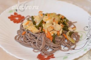гречневая лапша с курицей и овощами