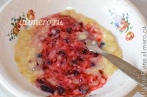 десерт из банана и жимолости с молоком