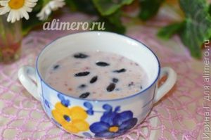 десерт из банана и жимолости с молоком