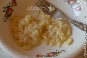 десерт из банана и жимолости с молоком