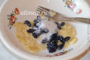 десерт из банана и жимолости с молоком