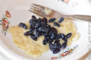 десерт из банана и жимолости с молоком
