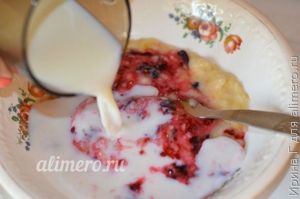 десерт из банана и жимолости с молоком