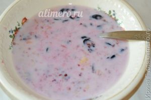 десерт из банана и жимолости с молоком