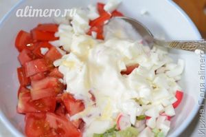 салат из помидоров и крабовых палочек