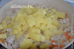 овощное рагу с курицей на сковороде