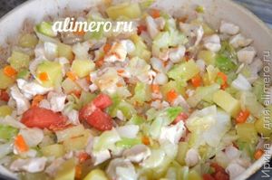овощное рагу с курицей на сковороде