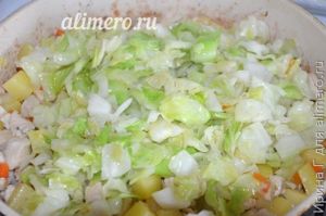 овощное рагу с курицей на сковороде