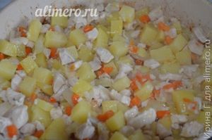 овощное рагу с курицей на сковороде