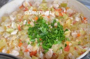 овощное рагу с курицей на сковороде