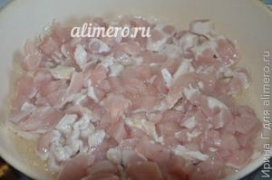 овощное рагу с курицей на сковороде