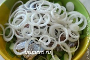 летний салат из сельди с огурцом