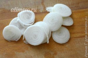 летний салат из сельди с огурцом