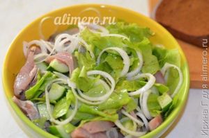 летний салат из сельди с огурцом