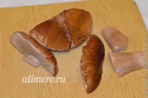 жаркое из курицы и белых грибов на сковороде