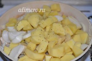 жаркое из курицы и белых грибов на сковороде