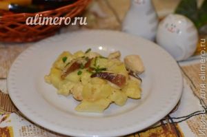 жаркое из курицы и белых грибов на сковороде