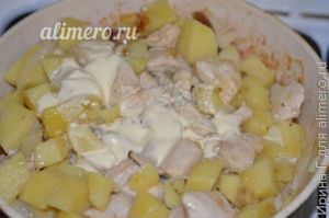 жаркое из курицы и белых грибов на сковороде