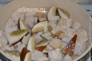 жаркое из курицы и белых грибов на сковороде