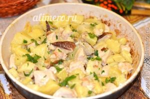 жаркое из курицы и белых грибов на сковороде