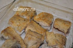 Минтай запеченный в сметане с сыром