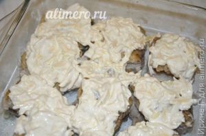 Минтай запеченный в сметане с сыром
