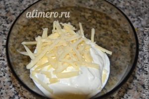 Минтай запеченный в сметане с сыром
