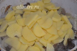 картошка с опятами на сковороде