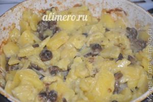 картошка с опятами на сковороде
