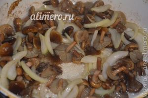 картошка с опятами на сковороде