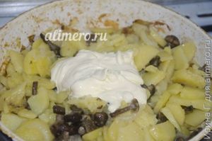 картошка с опятами на сковороде