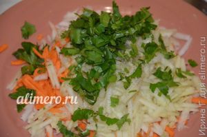 салат из моркови с яблоком и капустой