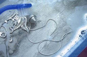 2. Чистка золота мыльной водой. Золотые украшения погрузите в мыльную воду и осторожно протрите мягкой зубной щеткой, особенно места около застежек. 2. Чистка золота мыльной водой. Золотые украшения погрузите в мыльную воду и осторожно протрите мягкой зубной щеткой, особенно места около застежек.