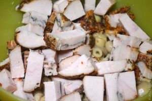 салат с мясным рулетом