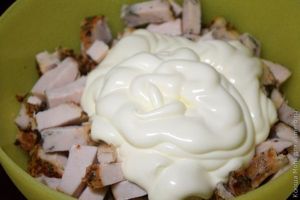 салат с мясным рулетом