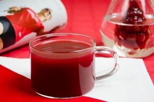 На Святой вечер часто готовят вареники с ягодами. Из оставшегося ягодного компота можно приготовить кисель. На Святой вечер часто готовят вареники с ягодами. Из оставшегося ягодного компота можно приготовить кисель.