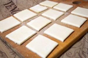 профитроли из слоеного теста