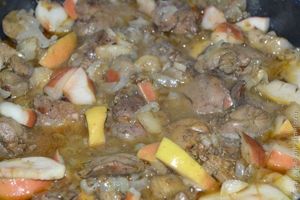 куриная печень с яблоками и медом