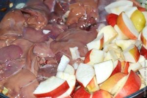 куриная печень с яблоками и медом