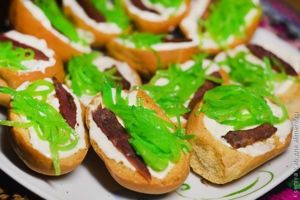гренки с бастурмой
