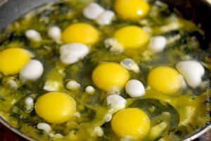 яичница на шпинатной подушке