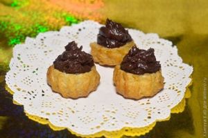профитроли с шоколадной начинкой
