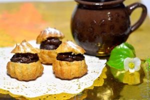 профитроли с шоколадной начинкой