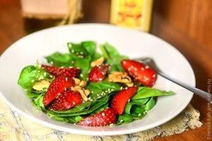 салат с клубникой