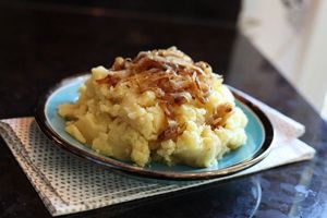 2. Картофель с творогом. Сначала нужно приготовить картофельное пюре со спассерованным луком, солью и специями. А затем соединить его с протёртым творогом. 2. Картофель с творогом. Сначала нужно приготовить картофельное пюре со спассерованным луком, солью и специями. А затем соединить его с протёртым творогом.