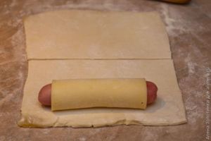 сосиску обернуть сыром и положить на кусок теста сосиску обернуть сыром и положить на кусок теста