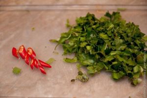 нарежем зелень и острый перец нарежем зелень и острый перец