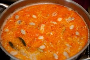 выливаем кокосовое молоко в кастрюлю выливаем кокосовое молоко в кастрюлю