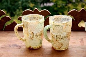 Оригинальные кружки можно сделать своими руками, нужно всего лишь купить простые стеклянные бокалы и выбрать красивую картинку для декупажа. Оригинальные кружки можно сделать своими руками, нужно всего лишь купить простые стеклянные бокалы и выбрать красивую картинку для декупажа.
