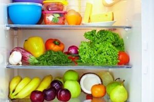 Вопреки распространенному мнению о том, что во время похудения следует покупать минимум продуктов, диетологи все же рекомендуют держать на полках холодильника достаточно полезной еды, что впоследствии уберегает худеющих от «набегов» на отделы со сладостями. Вопреки распространенному мнению о том, что во время похудения следует покупать минимум продуктов, диетологи все же рекомендуют держать на полках холодильника достаточно полезной еды, что впоследствии уберегает худеющих от «набегов» на отделы со сладостями.